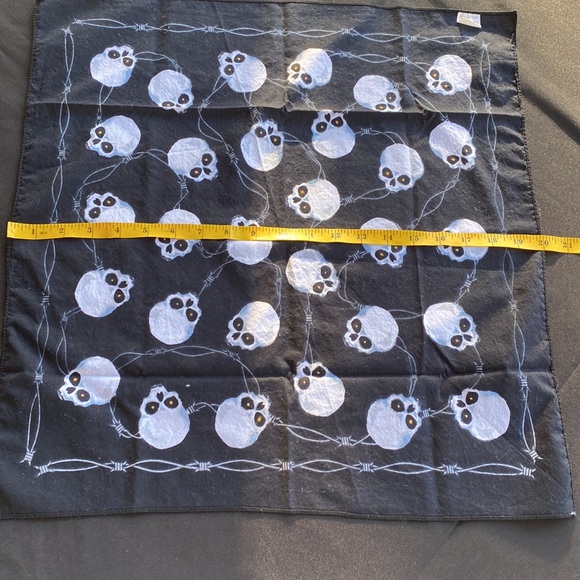 Skull bandana. Perfect for that little devil in you :) - Picture 6 of 6